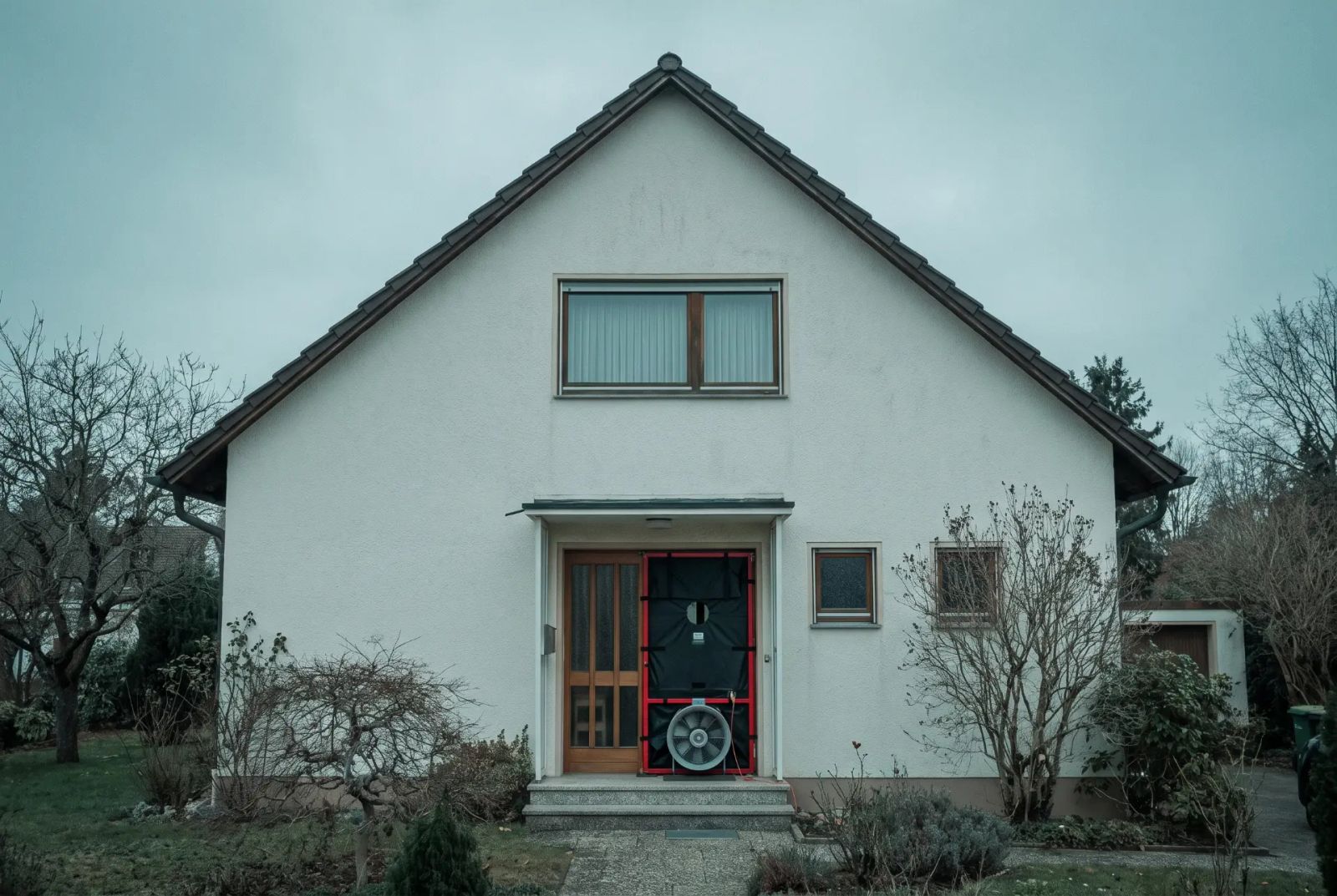 Einfamilienhaus mit Blower-Door-Gebläse in der Haustür