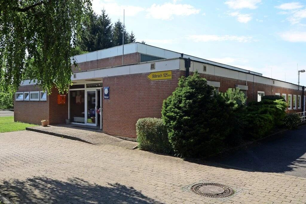 Dorfgemeinschaftshaus Reinhausen als Backsteinbau mit Eingangsbereich