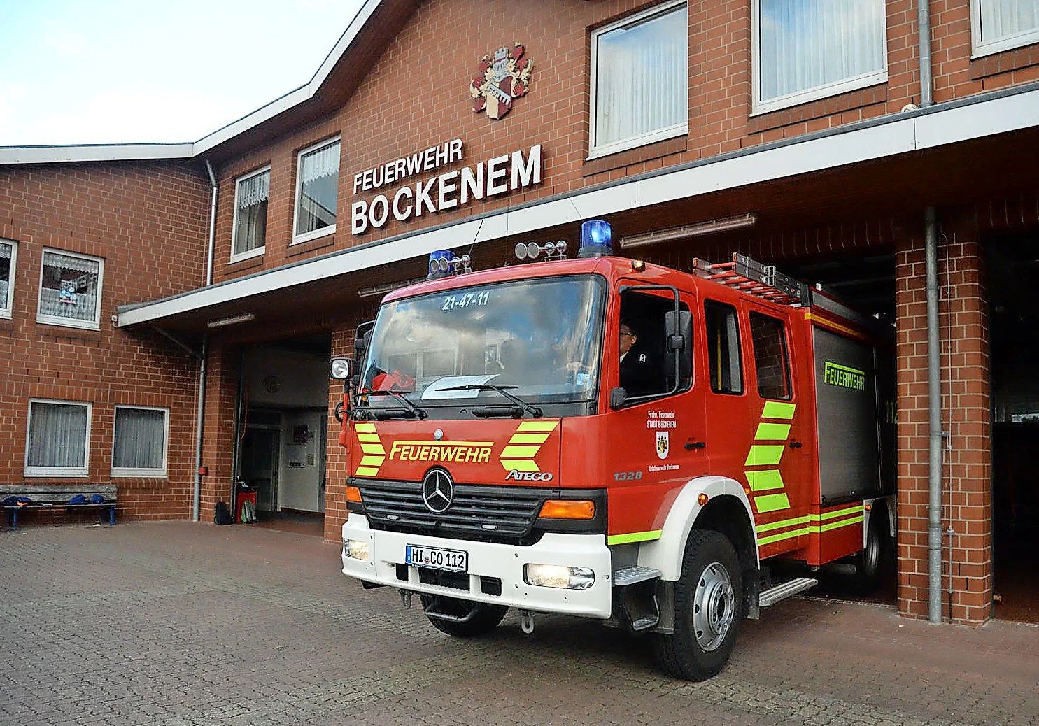 Feuerwehrgerätehaus Bockenem mit ausfahrendem Löschfahrzeug